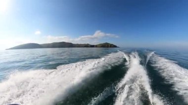 Su akışını sürat teknesinin arkasında görüntüle