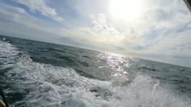 Su akışını sürat teknesinin arkasında görüntüle