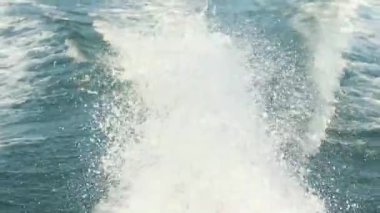 Su akışını sürat teknesinin arkasında görüntüle