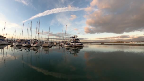 日没の港にはボート 豪華なヨット 帆船があります — ストック動画
