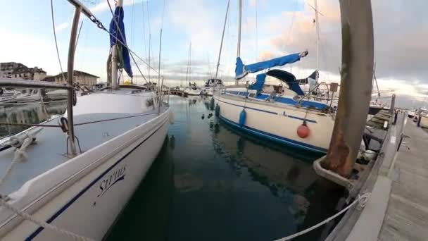 Een Boot Luxe Jachten Zeilboten Haven Bij Zonsondergang — Stockvideo
