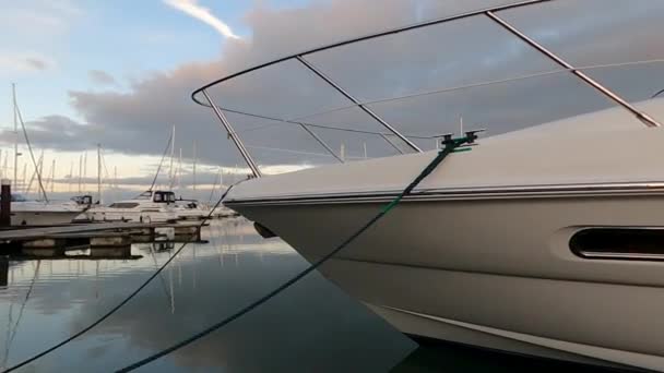 Een Boot Luxe Jachten Zeilboten Haven Bij Zonsondergang — Stockvideo