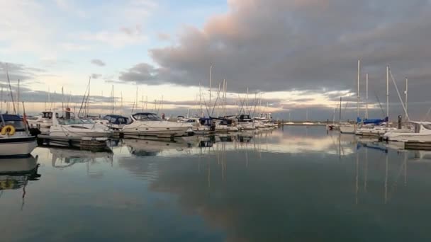 Een Boot Luxe Jachten Zeilboten Haven Bij Zonsondergang — Stockvideo