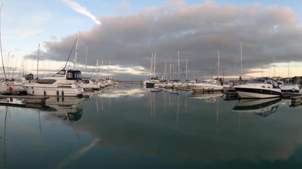 Een Boot Luxe Jachten Zeilboten Haven Bij Zonsondergang — Stockvideo