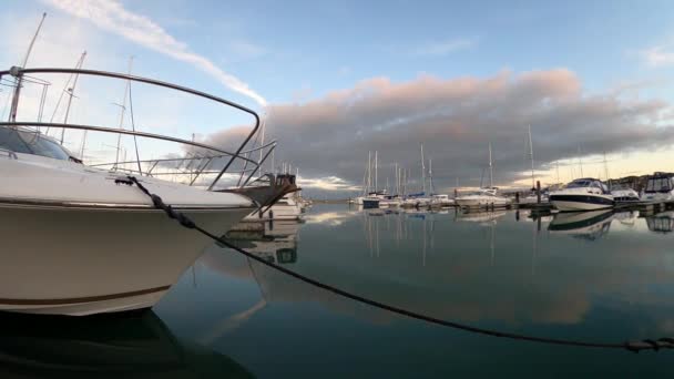 Een Boot Luxe Jachten Zeilboten Haven Bij Zonsondergang — Stockvideo