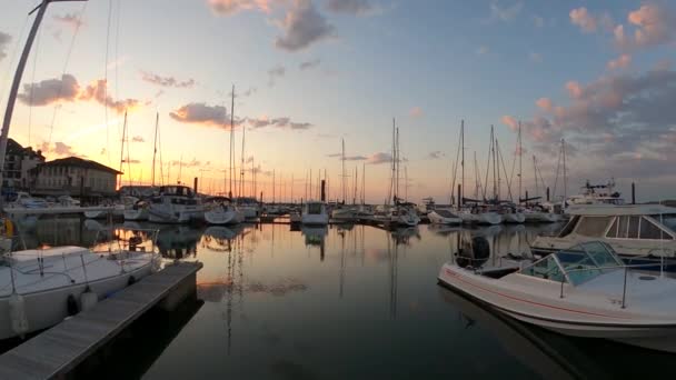 Een Boot Luxe Jachten Zeilboten Haven Bij Zonsondergang — Stockvideo