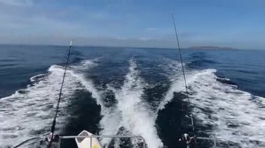 Su akışını sürat teknesinin arkasında görüntüle