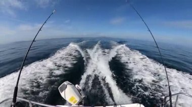 Su akışını sürat teknesinin arkasında görüntüle