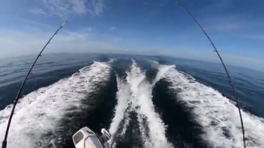 Su akışını sürat teknesinin arkasında görüntüle