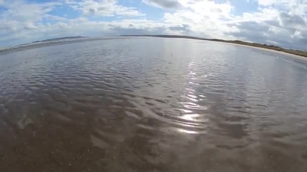 Schöner Sandstrand Mit Strahlend Blauem Himmel — Stockvideo