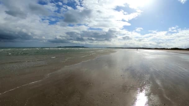 美丽的沙滩 明亮的蓝天映照 — 图库视频影像