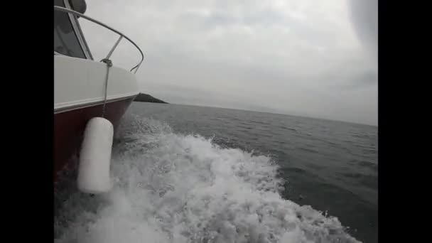 Witte Vissersboot Varen Een Open Ierse Zee — Stockvideo