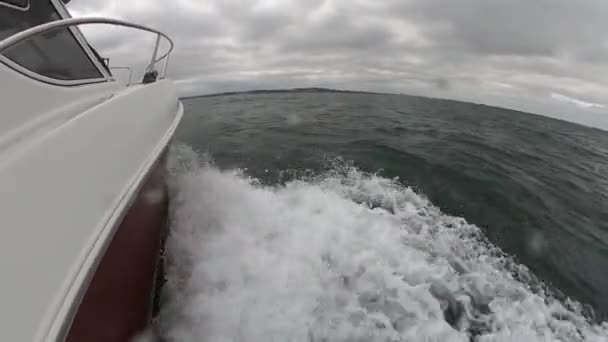 在开阔地爱尔兰海上航行的白色渔船 — 图库视频影像