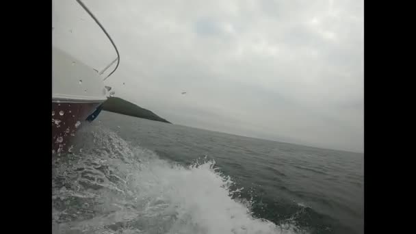 Barco Pesca Blanco Navegando Mar Abierto Irlandés — Vídeo de stock