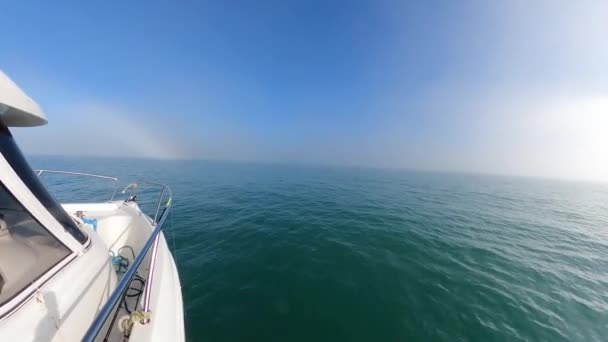 Witte Vissersboot Varen Een Open Ierse Zee — Stockvideo