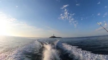 Su akışını sürat teknesinin arkasında görüntüle
