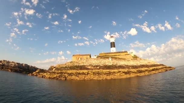 夜明けに島の灯台 — ストック動画