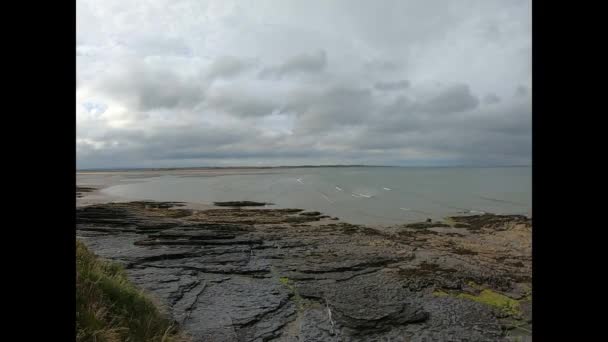 Prachtig Zandstrand Met Helder Gereflecteerde Blauwe Lucht — Stockvideo