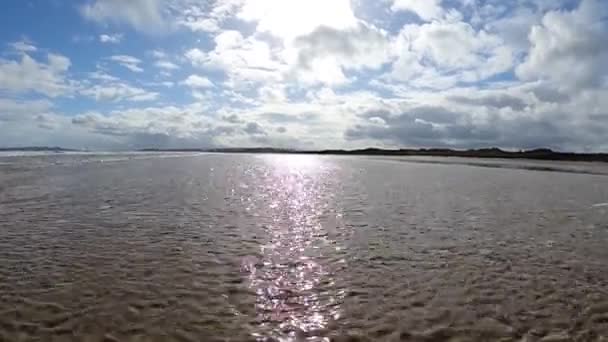 美丽的沙滩 明亮的蓝天映照 — 图库视频影像