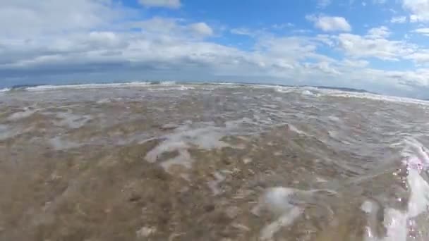 Praia Areia Bonita Com Céu Azul Refletido Brilhante — Vídeo de Stock