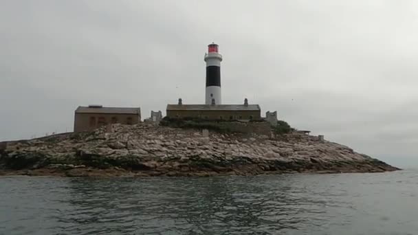 Vuurtoren Het Eiland Bij Zonsopgang — Stockvideo