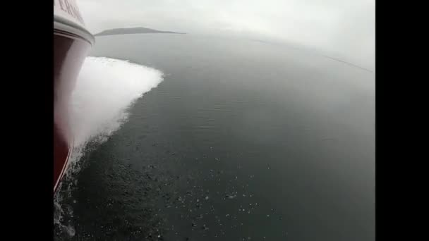 Biała Łódź Rybacka Pływająca Otwartym Irlandzkim Morzu — Wideo stockowe