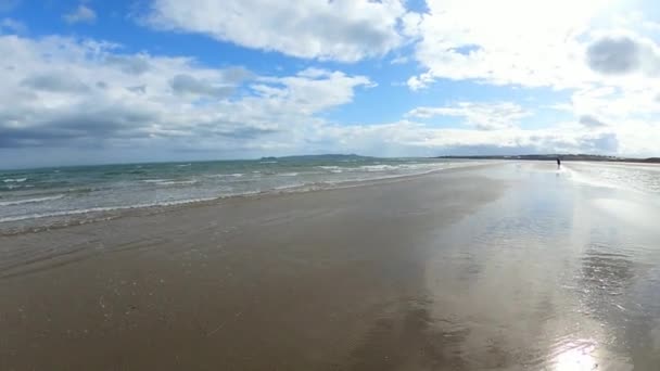 Schöner Sandstrand Mit Strahlend Blauem Himmel — Stockvideo