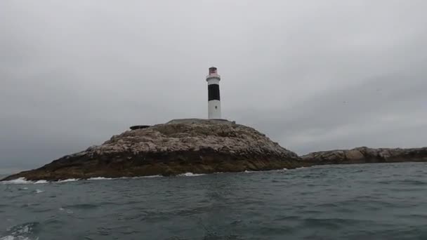 黎明时分岛上的灯塔 — 图库视频影像