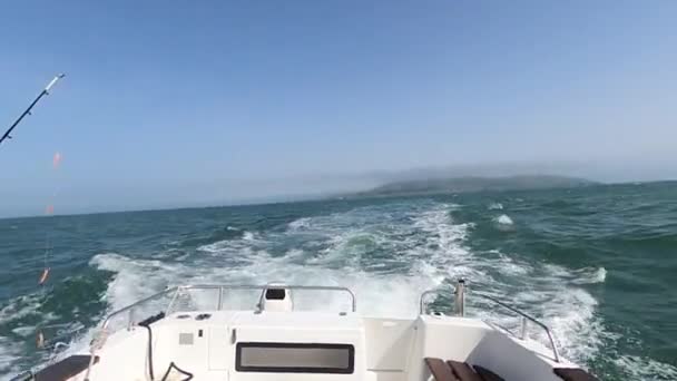 スピードボートの後ろの水の流れを見る — ストック動画