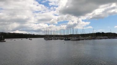 Denizden şehre, Kinsale, Cork, İrlanda ve mavi gökyüzü marinasına bakın..