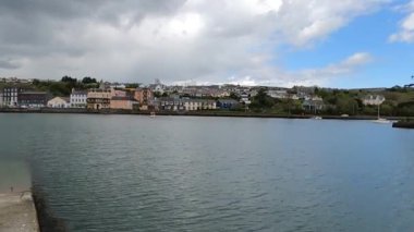 Denizden şehre, Kinsale, Cork, İrlanda ve mavi gökyüzü marinasına bakın..