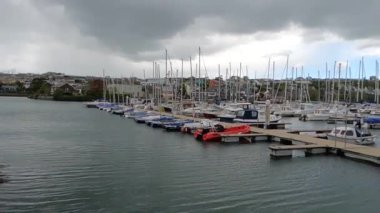 Denizden şehre, Kinsale, Cork, İrlanda ve mavi gökyüzü marinasına bakın..