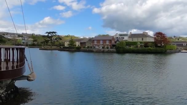 海から街への眺めとキンセールのマリーナ コルク アイルランドと青空 — ストック動画