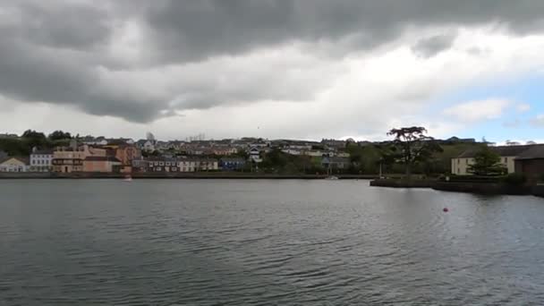 海から街への眺めとキンセールのマリーナ コルク アイルランドと青空 — ストック動画