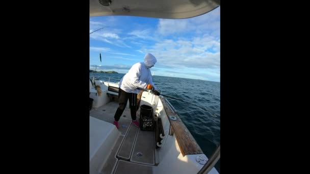 Fisher Mujer Captura Caballa Mar Abierto Desde Barco — Vídeo de stock