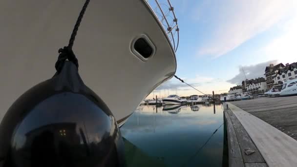 Barco Moderno Yate Motor Negro Con Guardabarros Negros Detalle Del — Vídeo de stock