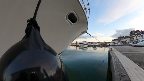 Moderne Zwarte Motorboot Met Zwarte Spatborden Een Jachthaven Detail — Stockvideo