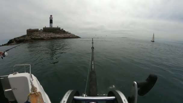 Pescadora Está Pescando Mar Abierto Desde Barco — Vídeos de Stock