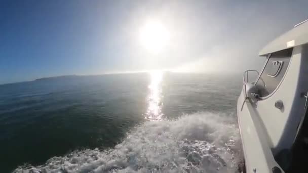 在海上驾驶着巨大的孤立的雾云时 海景可以从移动的船上看到 多雾的天气 明媚的阳光映照在闪闪发光的海面上 自然界中罕见的事件 — 图库视频影像