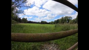 Çiftlik çitleri olan güzel yeşil arazi.