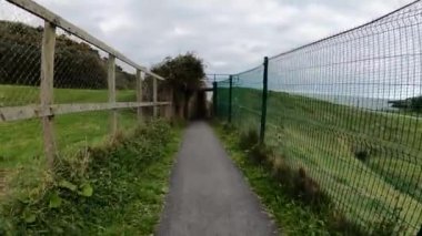 Kumsala giden yolda ilerliyorum.