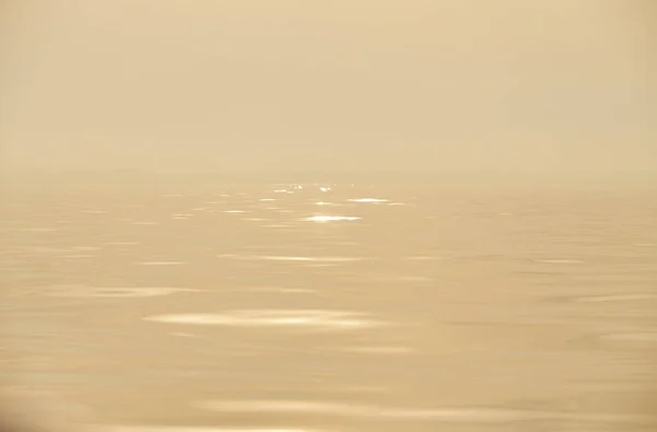 雾中的大海 地平线的线条 在薄雾中消融 爱尔兰海在雾中 多雾的天气 — 图库照片