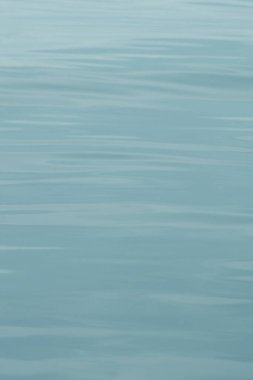 Parlak denize yansıyan güneş ışığının ayrıntıları. Suda maytap - arka plan. Güneş parlayan ve dalgalanan deniz suyu. Güçlü ve barışçıl doğa kavramı.