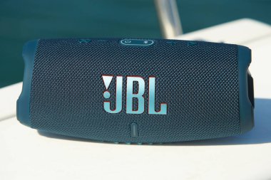 Teknedeki JBL 5 sütununu kapatın. Taşınabilir Bluetooth hoparlörü.