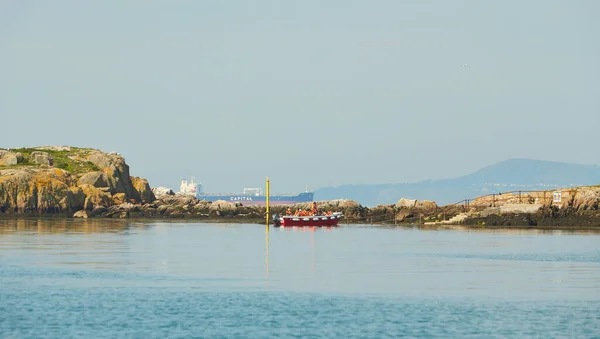 Barco Con Gente Feliz Bordo Que Relaja Mar Irlanda Grupo — Foto de Stock