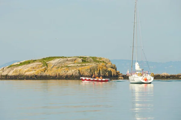 Barco Con Gente Feliz Bordo Que Relaja Mar Irlanda Grupo — Foto de Stock