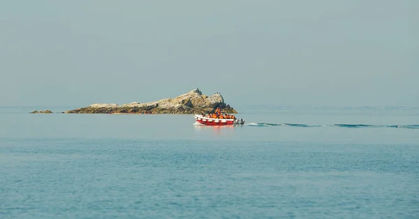 Barco Com Pessoas Felizes Bordo Que Relaxa Mar Irlandês Grupo — Fotografia de Stock