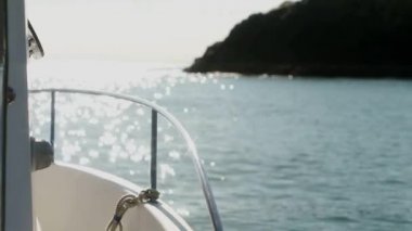Beyaz balıkçı teknesi İrlanda açıklarında yelken açıyor..