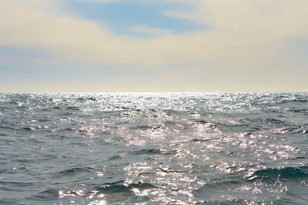 Horizon Mar Com Ondas Após Tempestade Sparkler Água Fundo Água — Fotografia de Stock
