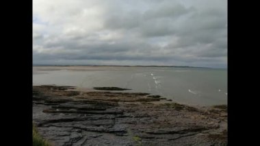 Düşük gel-git, yağmurlu bir günde denizin yükselmesi..